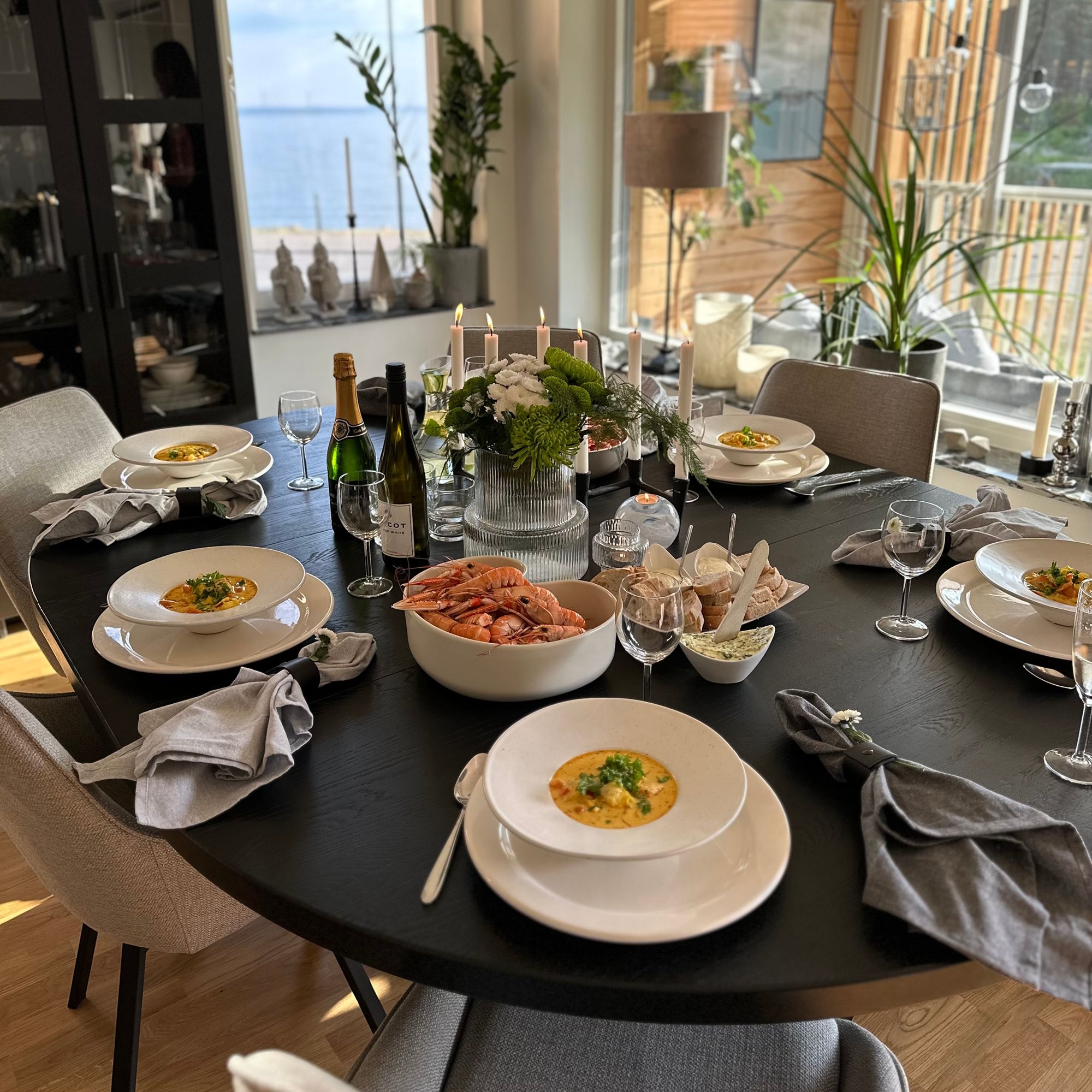 Hemma hos Johan och Charlotta är middagen uppdukad