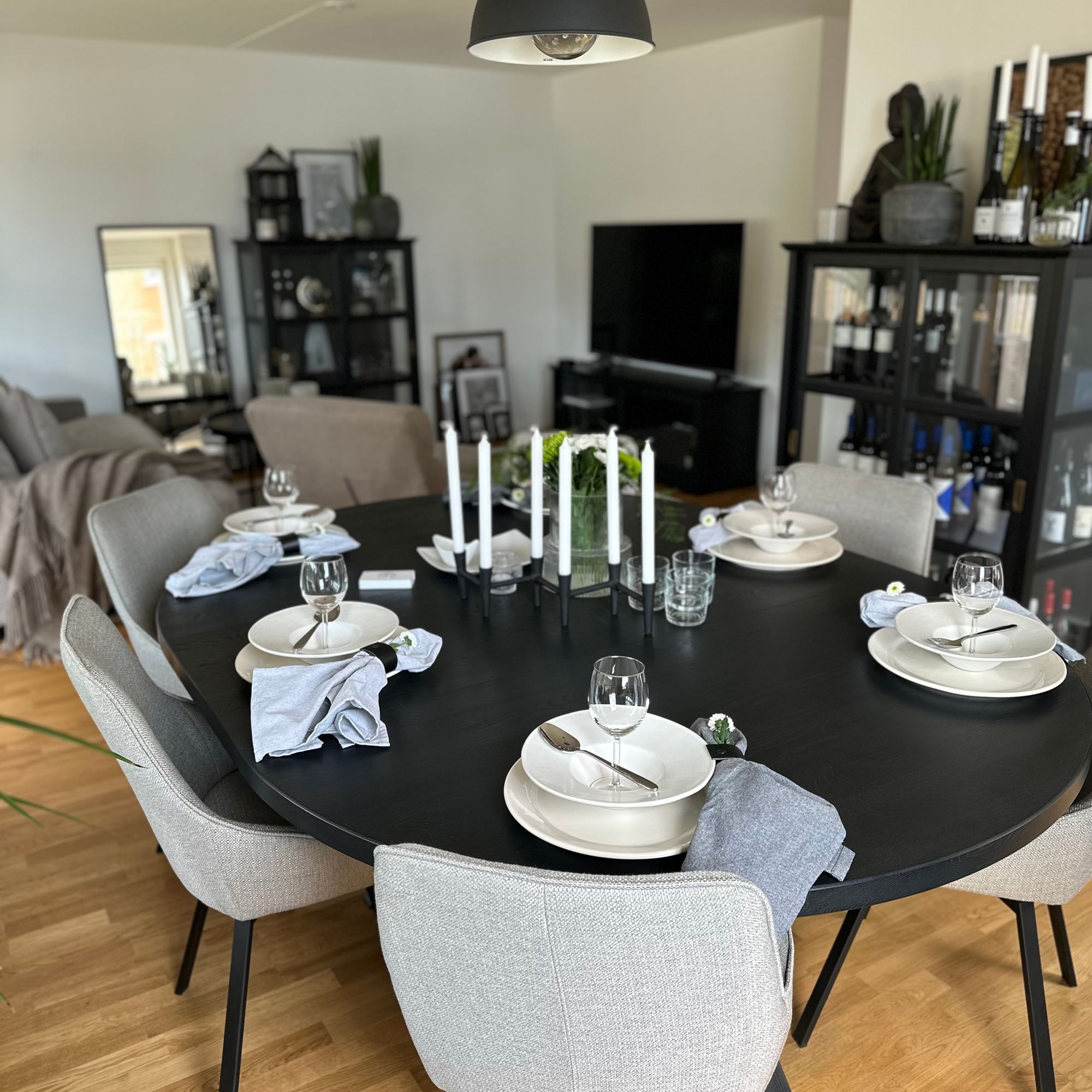 Ett matbord i svart färg hemma hos Johan och Charlotta