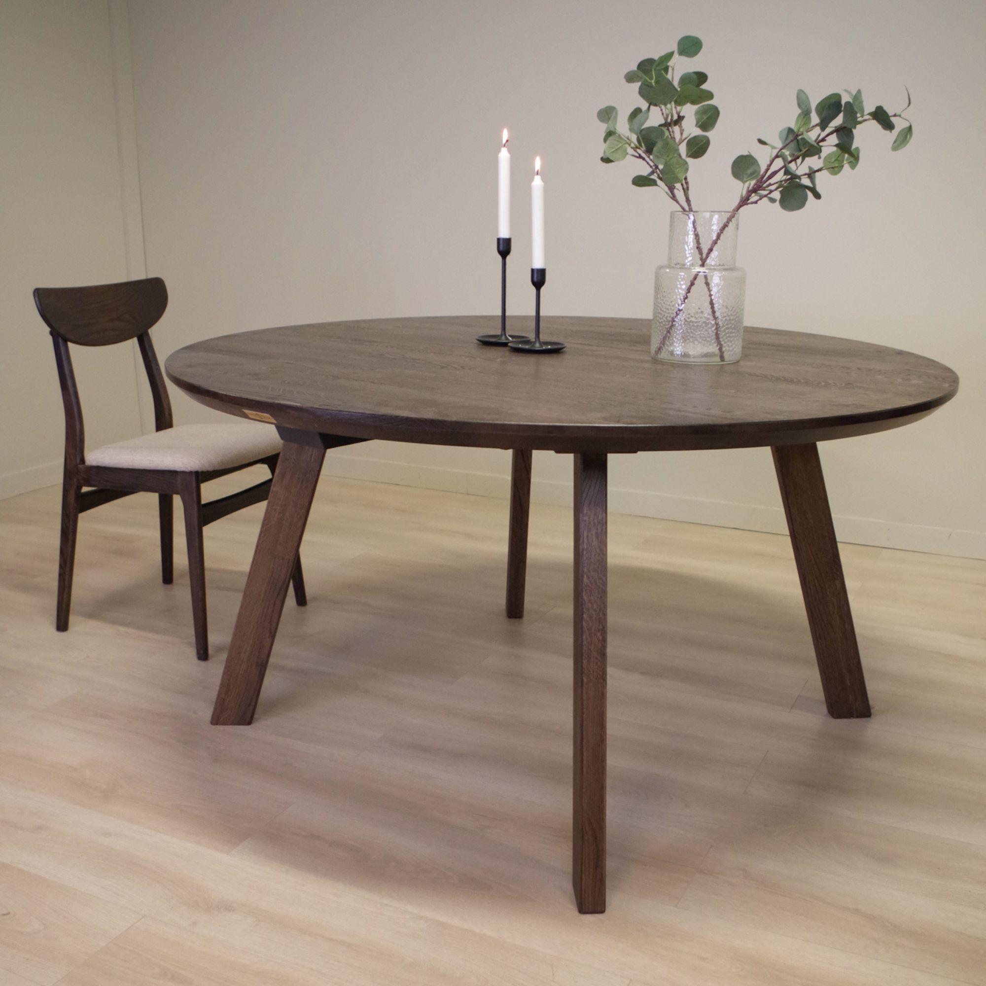 Runt matbord med raka ben i brun färg