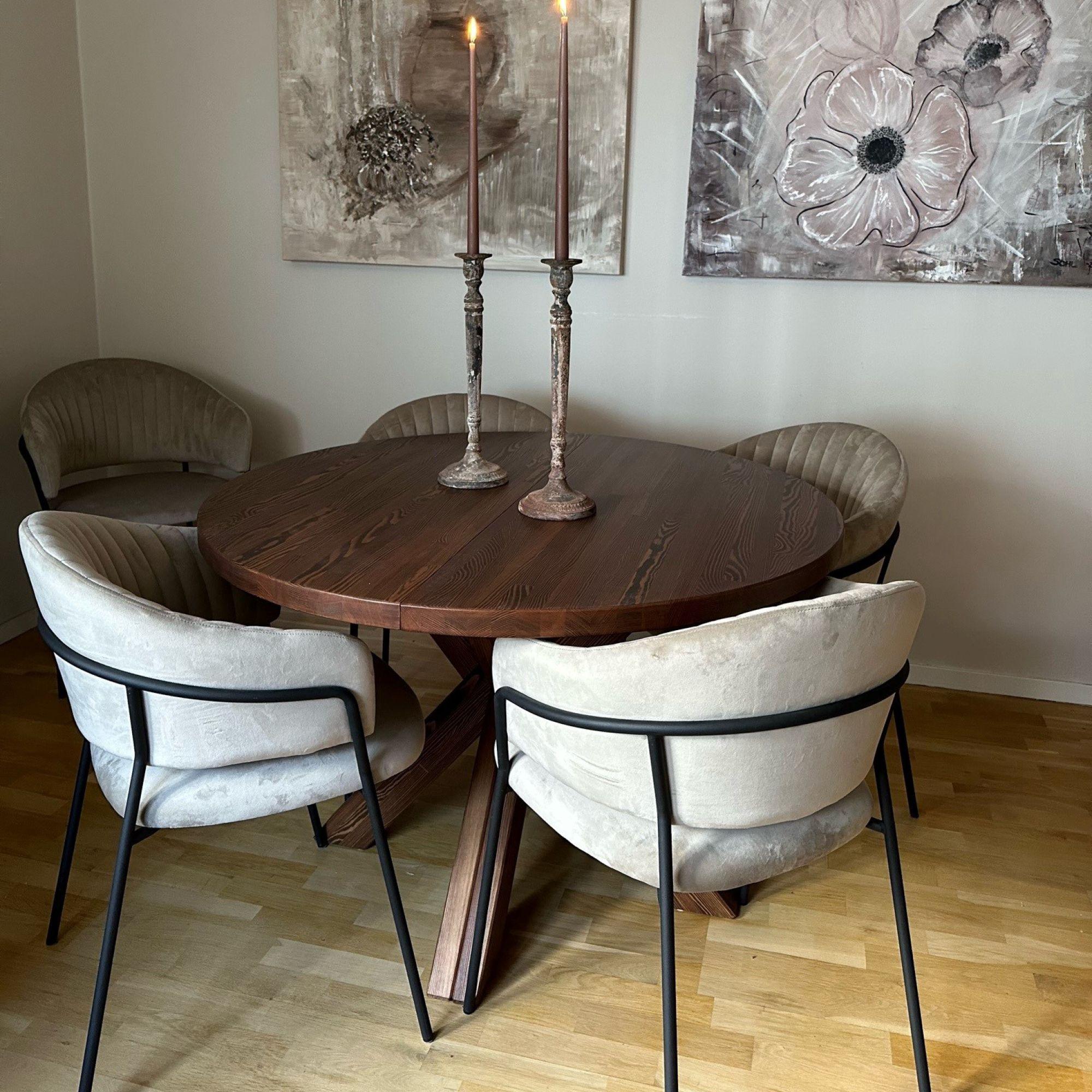 Brunt matbord med stolar dekorerad med ljusstakar