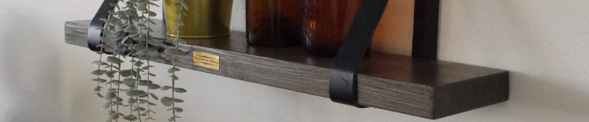 Hyllor och hallmöbler