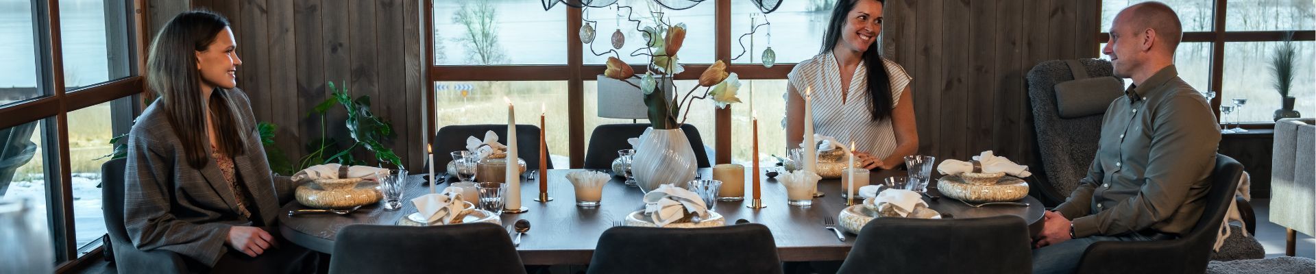 Matbord med iläggsskivor